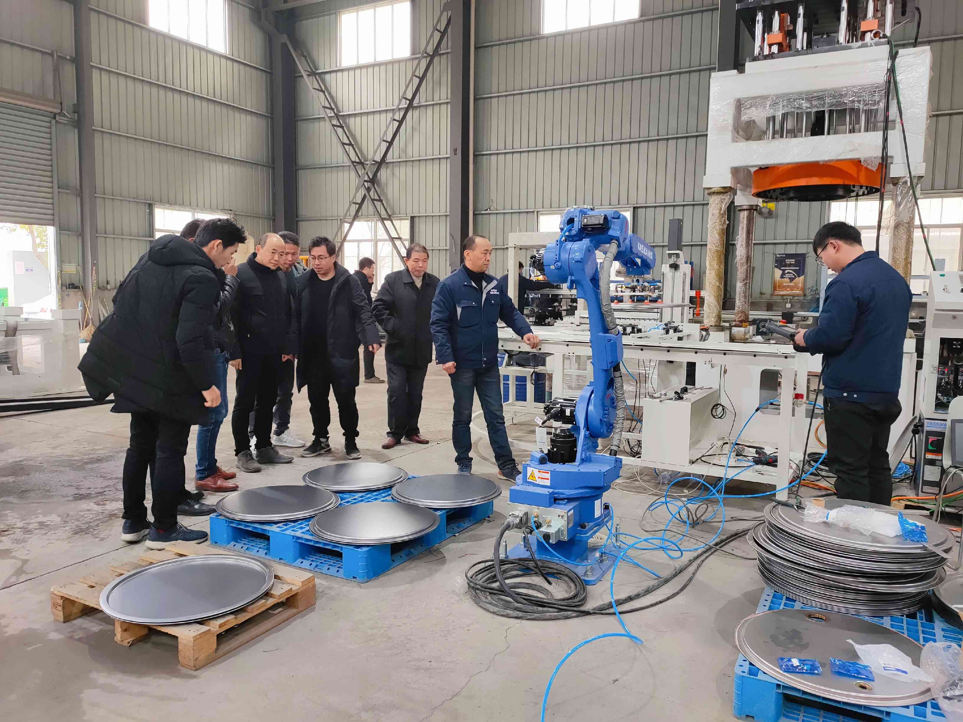 Automatic destacking to achieve orderly packaging ——New Green launches automatic feeding robot for vertical roll sealer