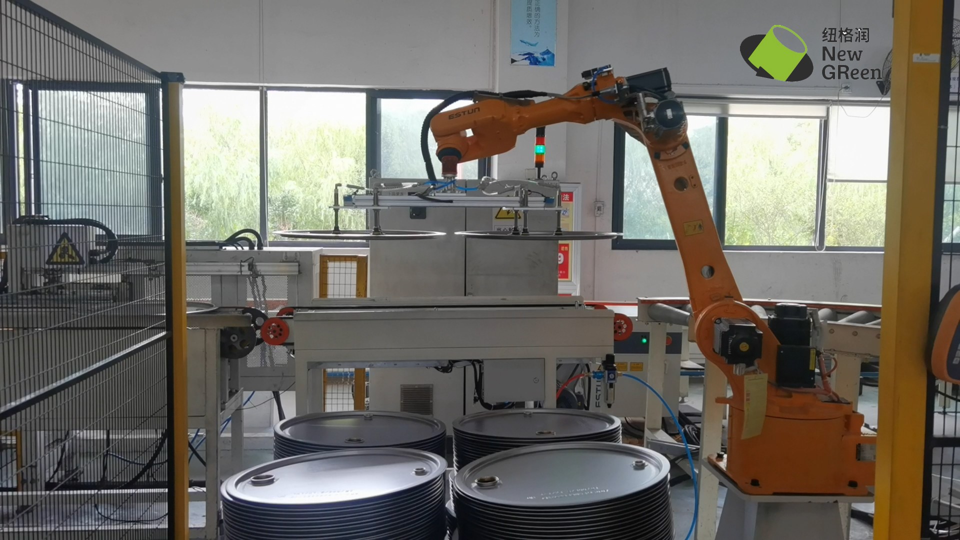Robot of pressing lids hole with intelligent palletizing appears stunningly | Newgreen intelligent manufacturing division continued power